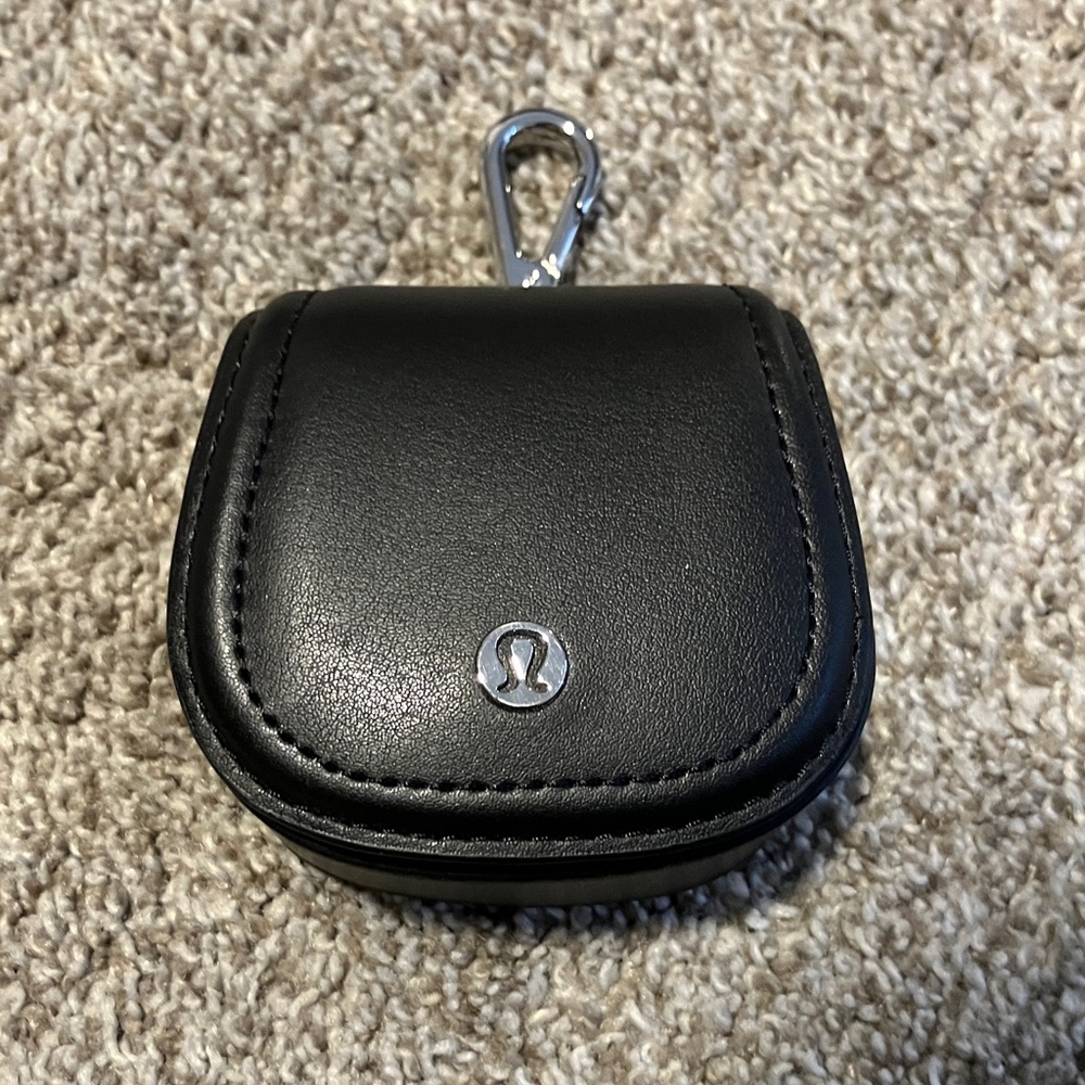 NWOT LULULEMON CACTUS BLACK LEATHER AIR PODS HOLDER